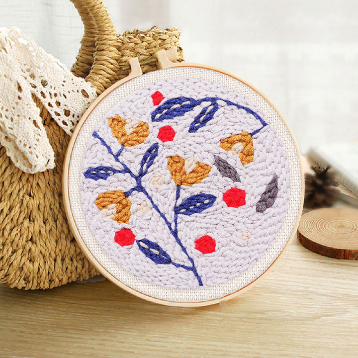 Punch Needle 20x20 Stechpalmen auf blauem Hintergrund - Kidis Art
