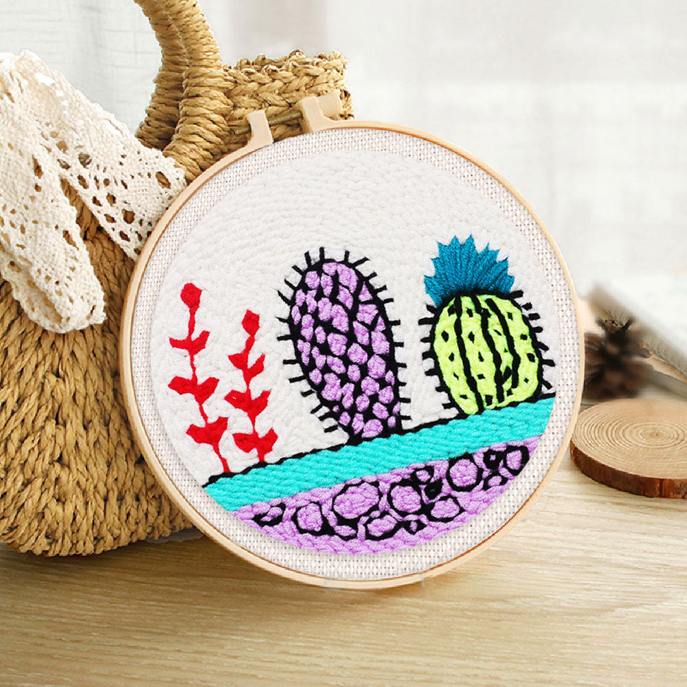 Punch Needle 20x20 Bunte Kakteen an einer weissen Wand - Kidis Art