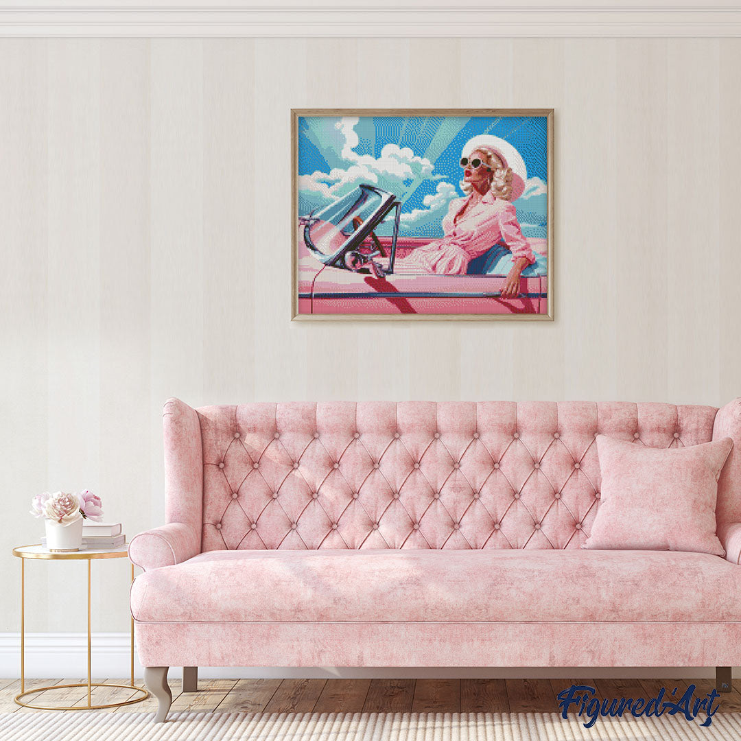 Diamond Painting 40x50 auf Keilrahmen gespannt Figured’Art Diva in einem rosa Retro-Auto – 40 x 50 cm auf Keilrahmen gespannt - Kidis Art