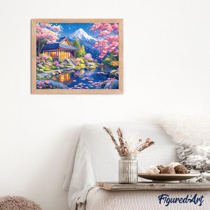 Diamond Painting 40x50 auf Keilrahmen gespannt Figured’Art Haus und Kirschblüten in der Nähe des Teiches - Kidis Art